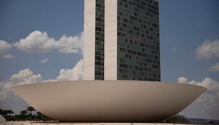  Câmara aprova pena para quem divulgar imagens de nudez geradas por IA 